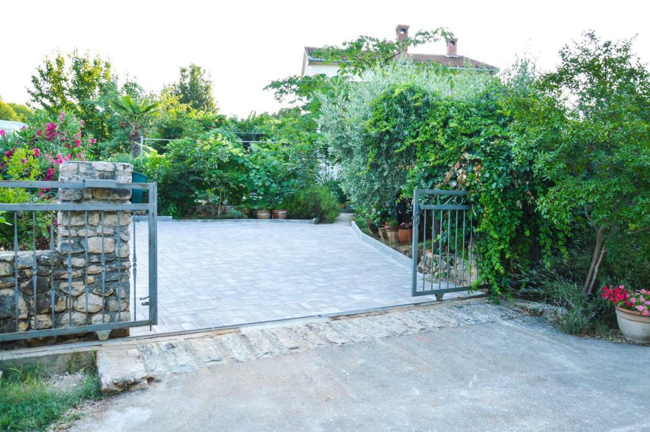 Apartment Zoja Pinezići Eksteriør billede